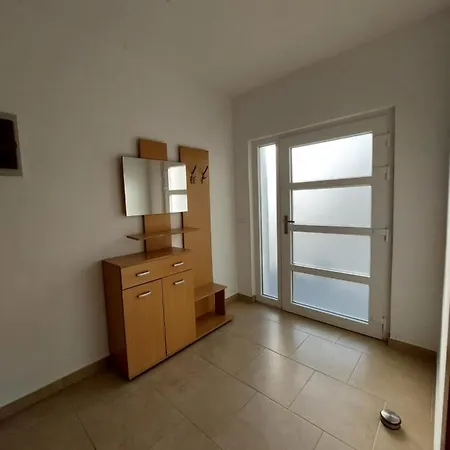 Karlo, Póla