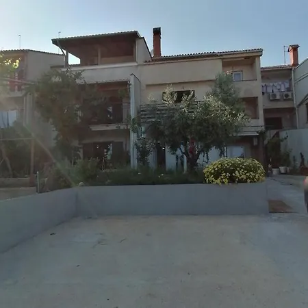 Karlo, Apartamento